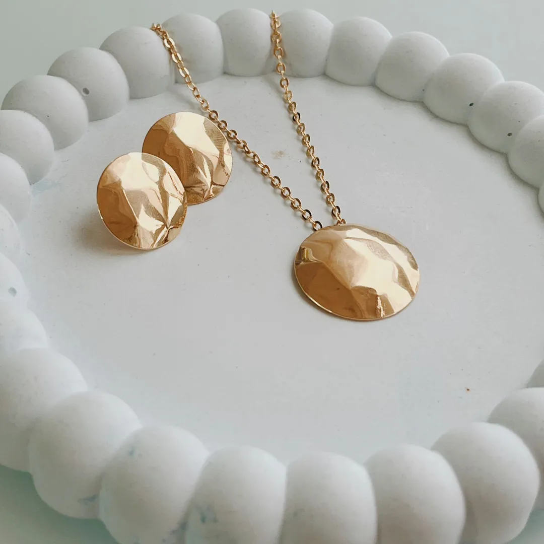 CONJUNTO CÍRCULO DIAMANTADO. 50CM DE COMPRIMENTO E 5CM DE REGULAGEM. BANHADO A OURO 18K.