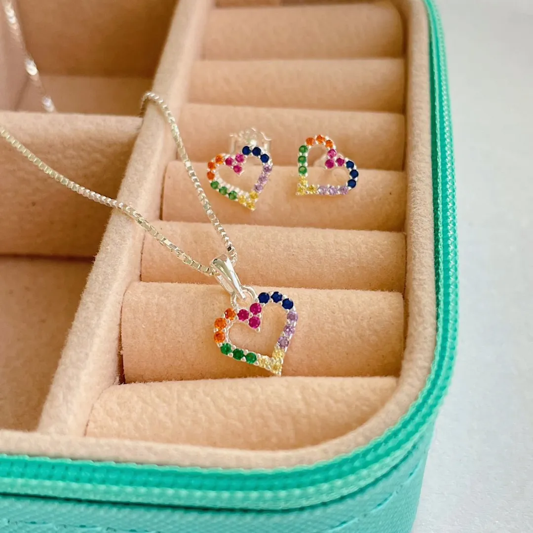 CONJUNTO CORAÇÃO VAZADO CRAVEJADO COLORIDO. 45CM DE COMPRIMENTO. EM PRATA 925.
