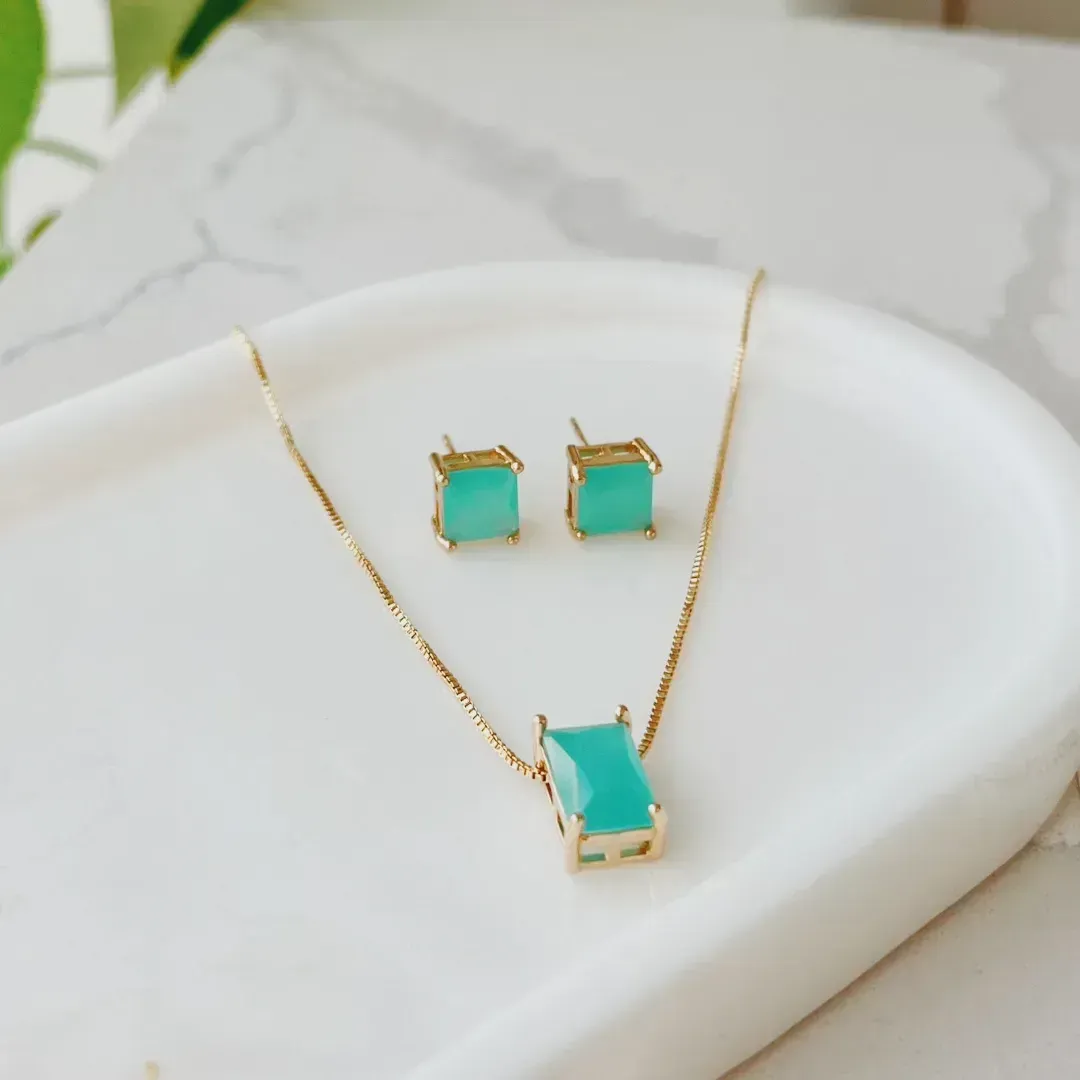 CONJUNTO PEDRA COR MH LEITOSO QUADRADO/RETANGULAR. 40CM DE COMPRIMENTO E 5CM DE REGULAGEM. BANHADO A OURO 18K.