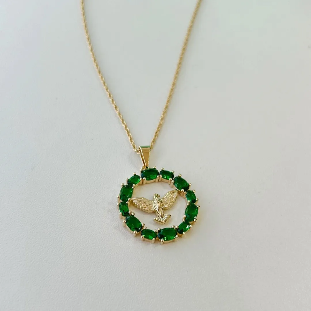 COLAR ESPÍRITO SANTO COM PEDRA VERDE ESMERALDA. 45CM DE COMPRIMENTO E 5CM DE REGULAGEM. BANHADO A OURO 18K.