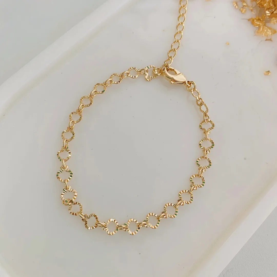 PULSEIRA CORAÇÃO VAZADO DIAMANTADO. 16CM DE COMPRIMENTO E 5CM DE REGULAGEM. BANHADO A OURO 18K.
