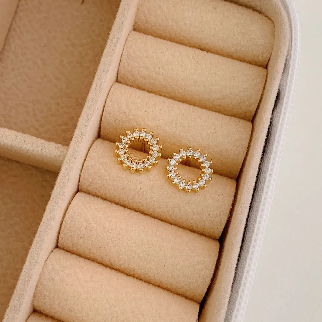 BRINCO MANDALA CRISTAL. BANHADO A OURO 18K.
