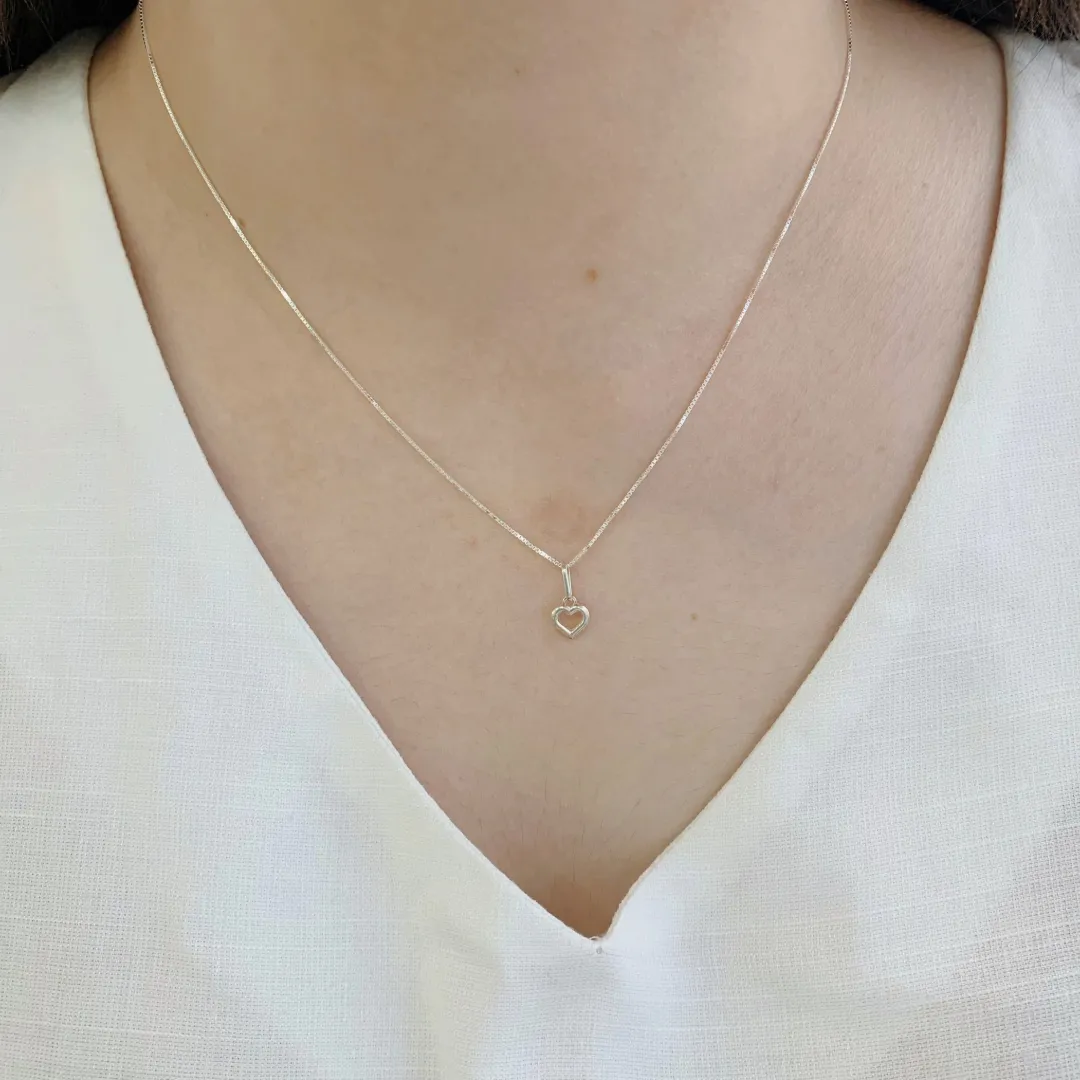 COLAR MINI CORAÇÃO VAZADO. 45CM DE COMPRIMENTO. EM PRATA 925.