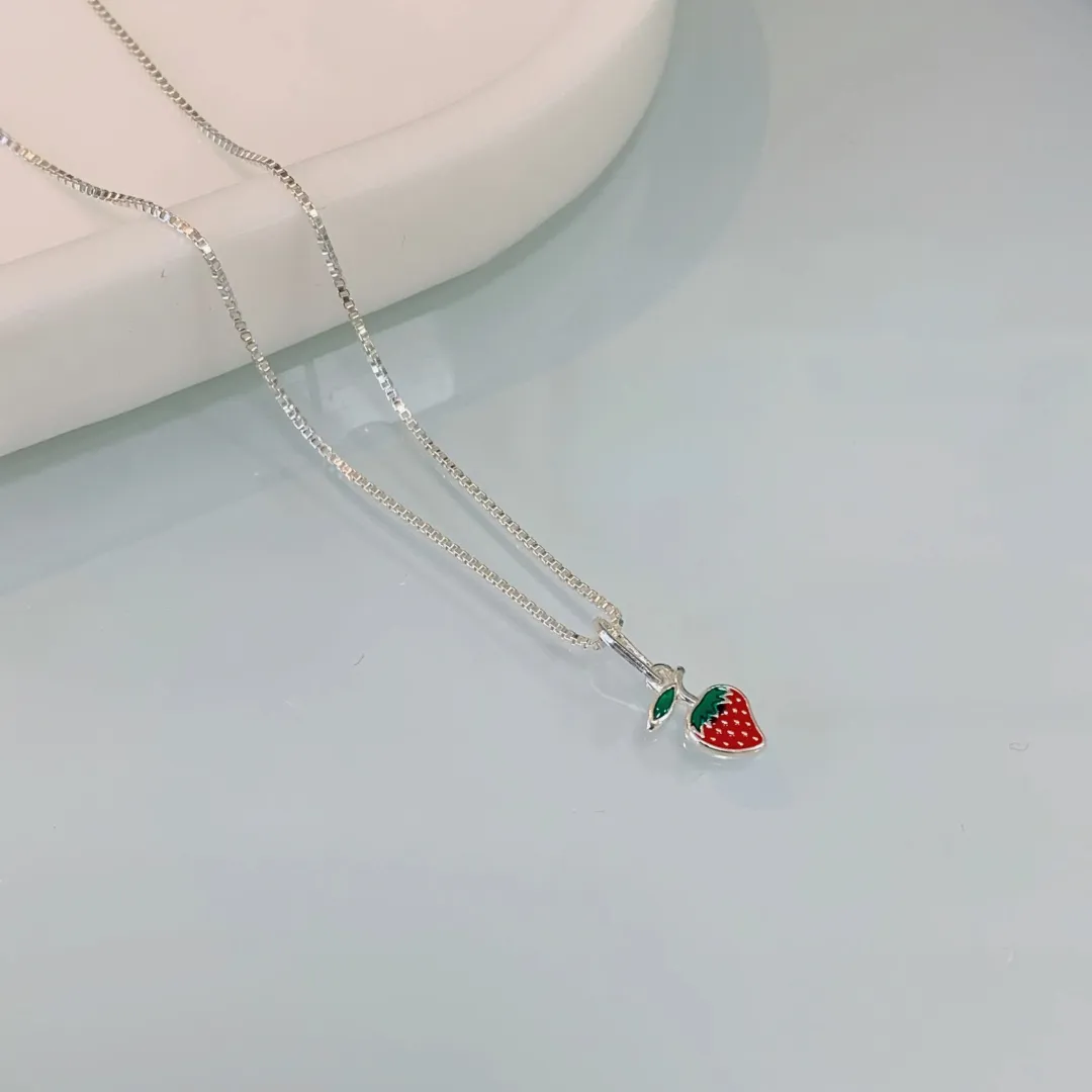 COLAR DE FRUTA MORANGO. 40CM DE COMPRIMENTO. EM PRATA 925.