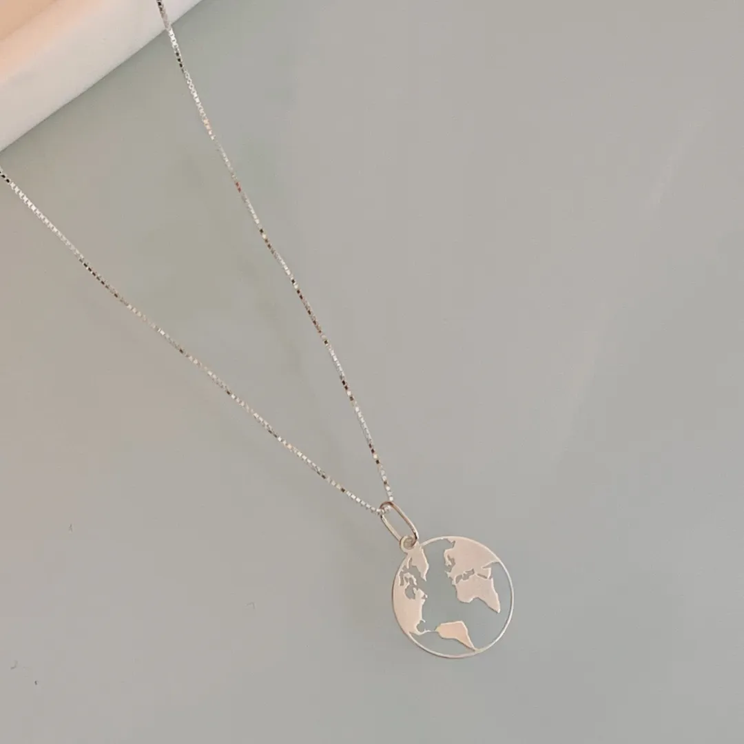 COLAR MAPA MUNDI VAZADO. 45CM DE COMPRIMENTO. EM PRATA 925.