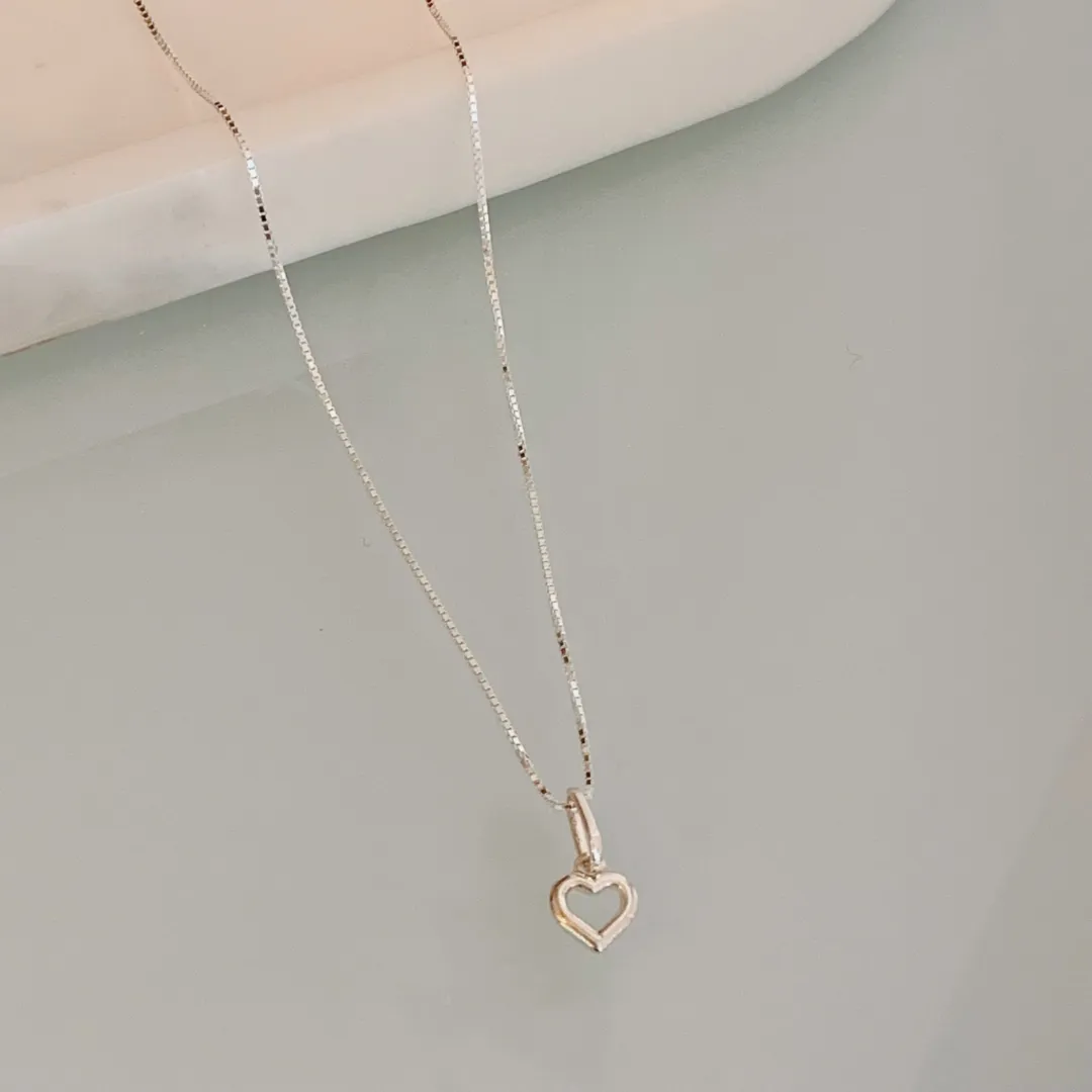 COLAR MINI CORAÇÃO VAZADO. 45CM DE COMPRIMENTO. EM PRATA 925.