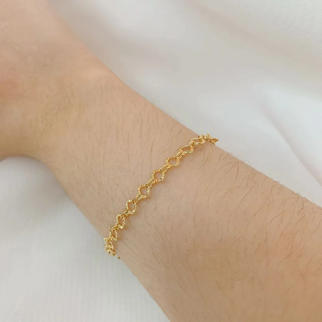 PULSEIRA CORAÇÃO VAZADO DIAMANTADO. 16CM DE COMPRIMENTO E 5CM DE REGULAGEM. BANHADO A OURO 18K.