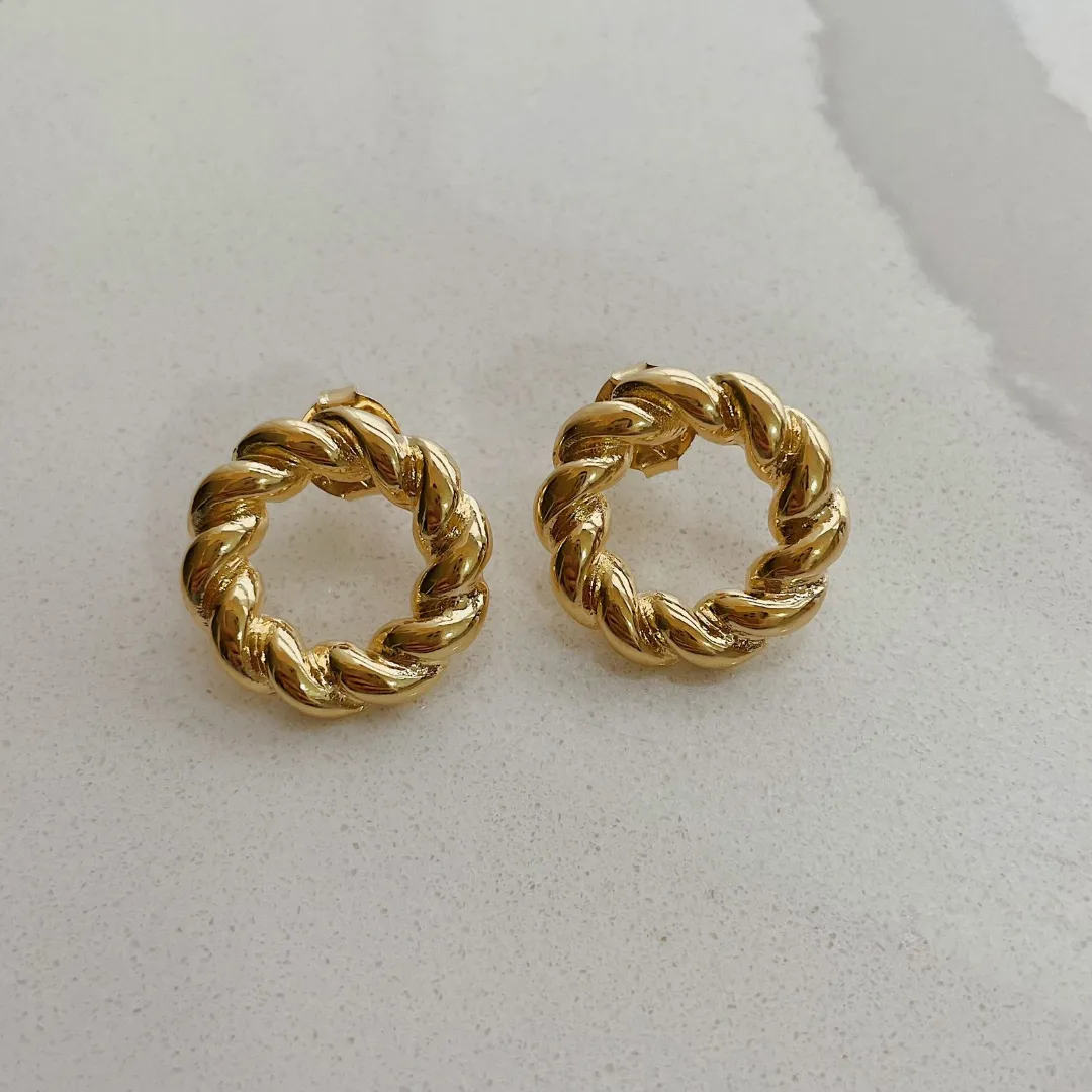 BRINCO CIRCULO TORCIDO. BANHADO A OURO 18K.