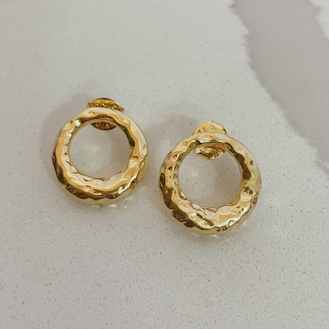 BRINCO FRONTAL MARTELADO. BANHADO A OURO 18K