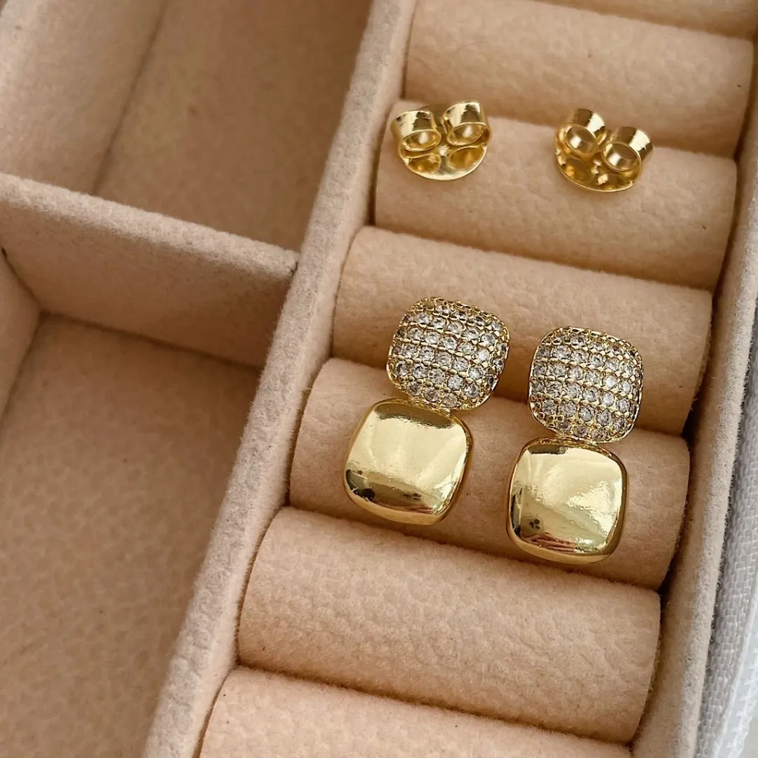 BRINCO DOIS QUADRADOS CRAVEJADO E LISO BANHADO A OURO 18K