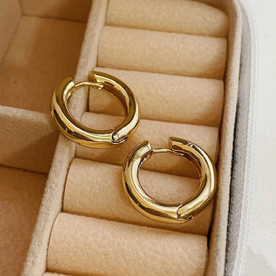 BRINCO ARGOLA ENCORPADA 22MM DOURADA FOLHEADA A OURO 18K.
