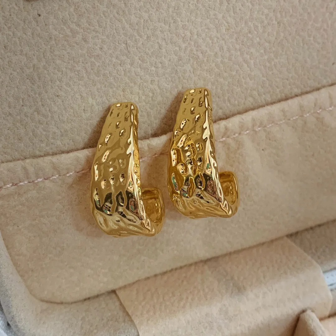 BRINCO ANZOL MARTELADO ENCORPADO BANHADO EM OURO 18K