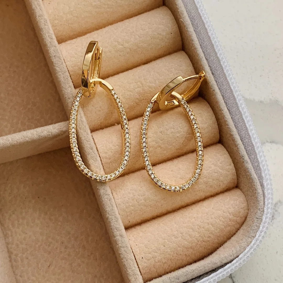 BRINCO ARGOLA 2 EM 1 LISA E CRAVEJADA MINIMALISTA BANHADA EM OURO 18K