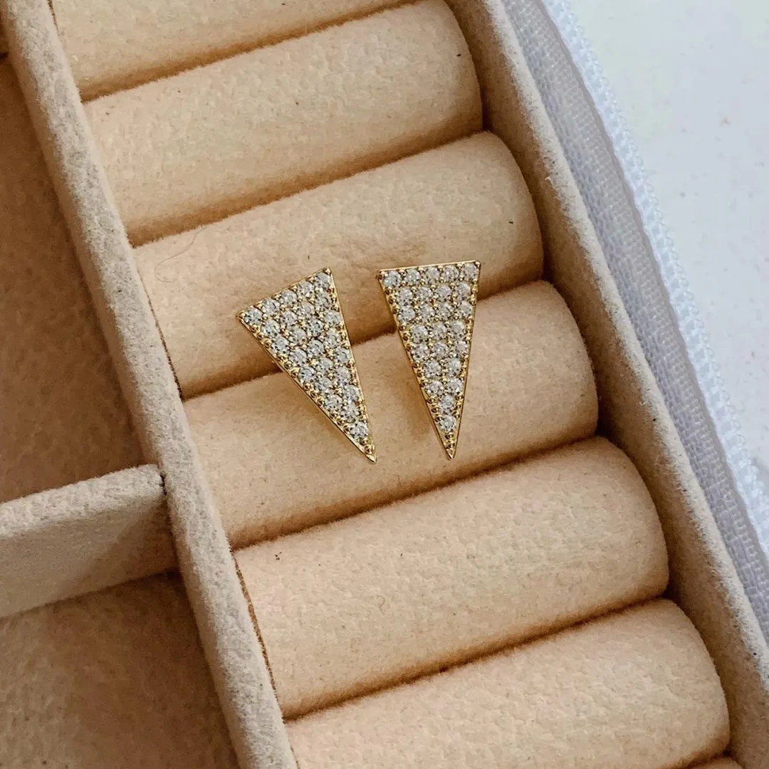 BRINCO TRIANGULO LONGO CRAVEJADO BANHADO A OURO 18K