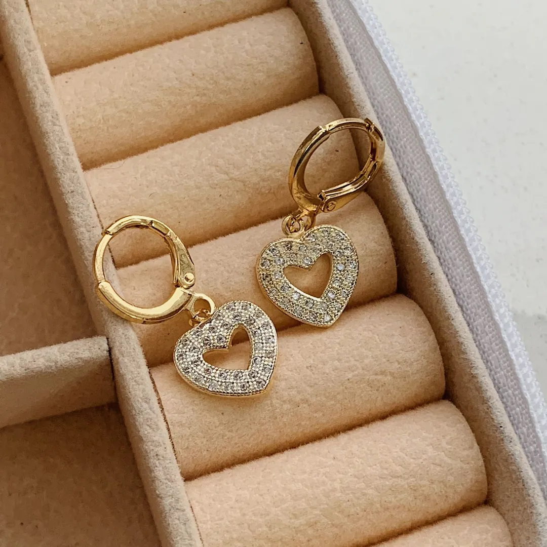 BRINCO ARGOLA CORAÇÃO COM ZIRCONIAS RODINADAS BANHADO A OURO 18K