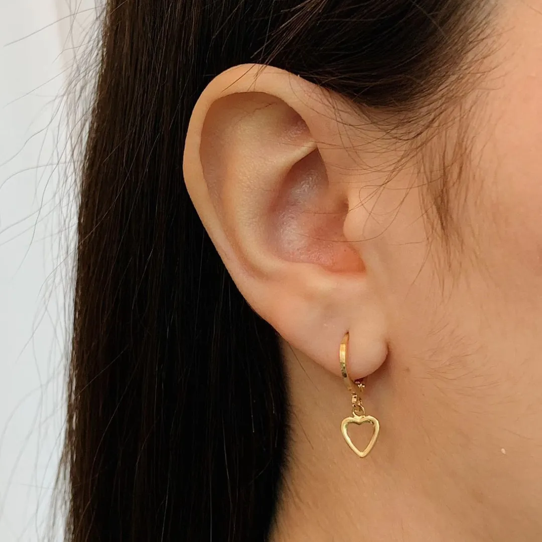 BRINCO ARGOLA CORAÇÃO VAZADO DOURADO BANHADO A OURO 18K