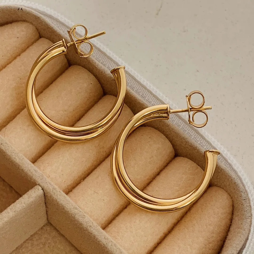 BRINCO ARGOLA TUBO CRUZADA MEDIA BANHADA A OURO 18K