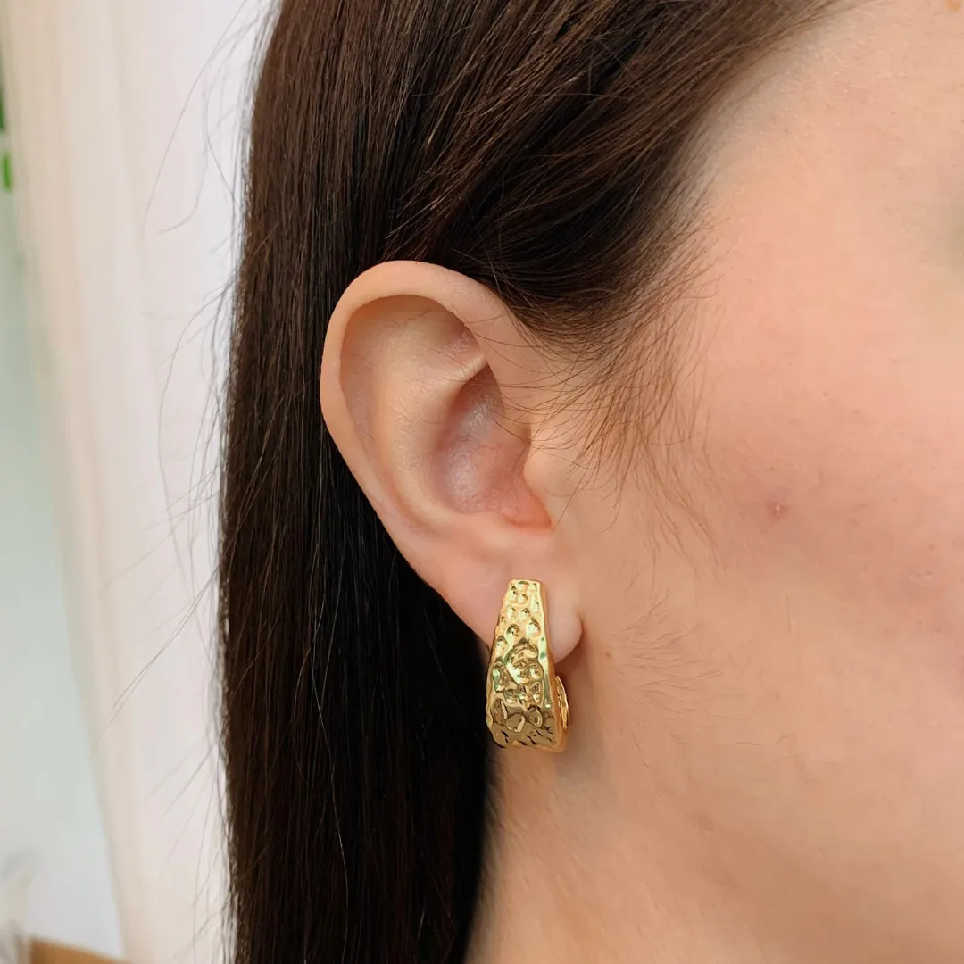BRINCO ANZOL MARTELADO ENCORPADO BANHADO EM OURO 18K