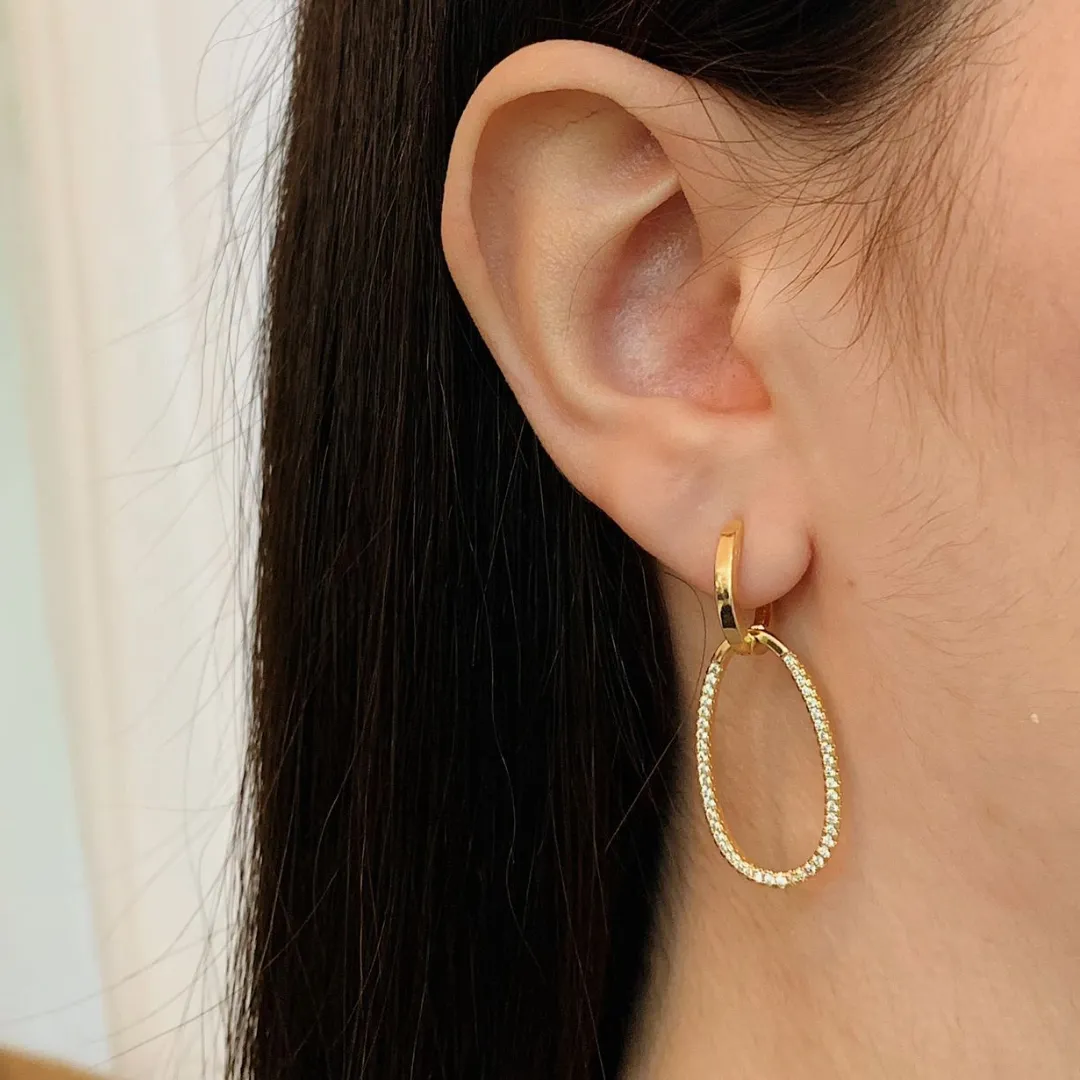BRINCO ARGOLA 2 EM 1 LISA E CRAVEJADA MINIMALISTA BANHADA EM OURO 18K
