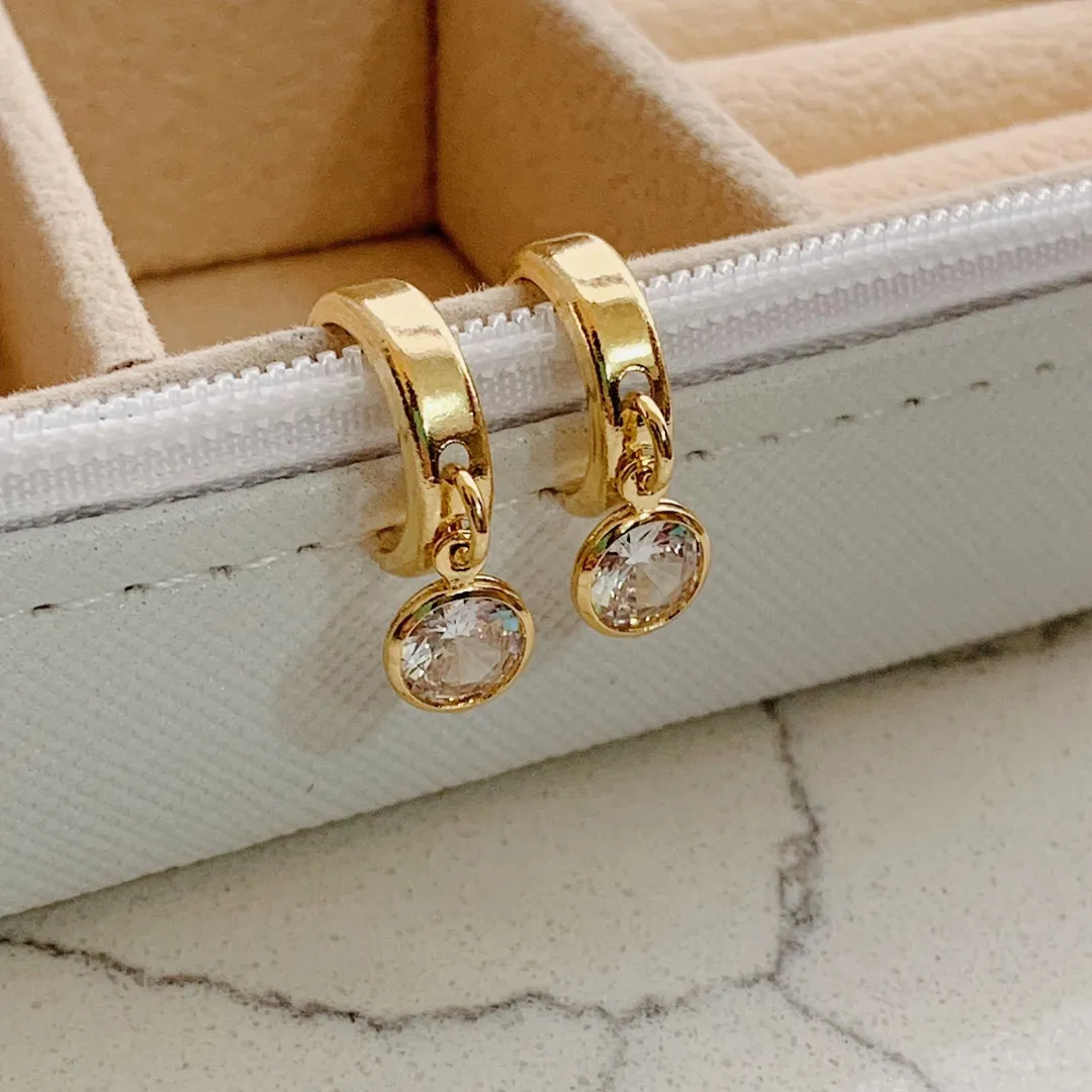BRINCO ARGOLA COM PONTO DE LUZ 5MM DOURADO BANHADO A OURO 18K