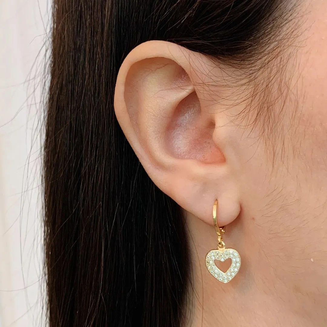 BRINCO ARGOLA CORAÇÃO COM ZIRCONIAS RODINADAS BANHADO A OURO 18K