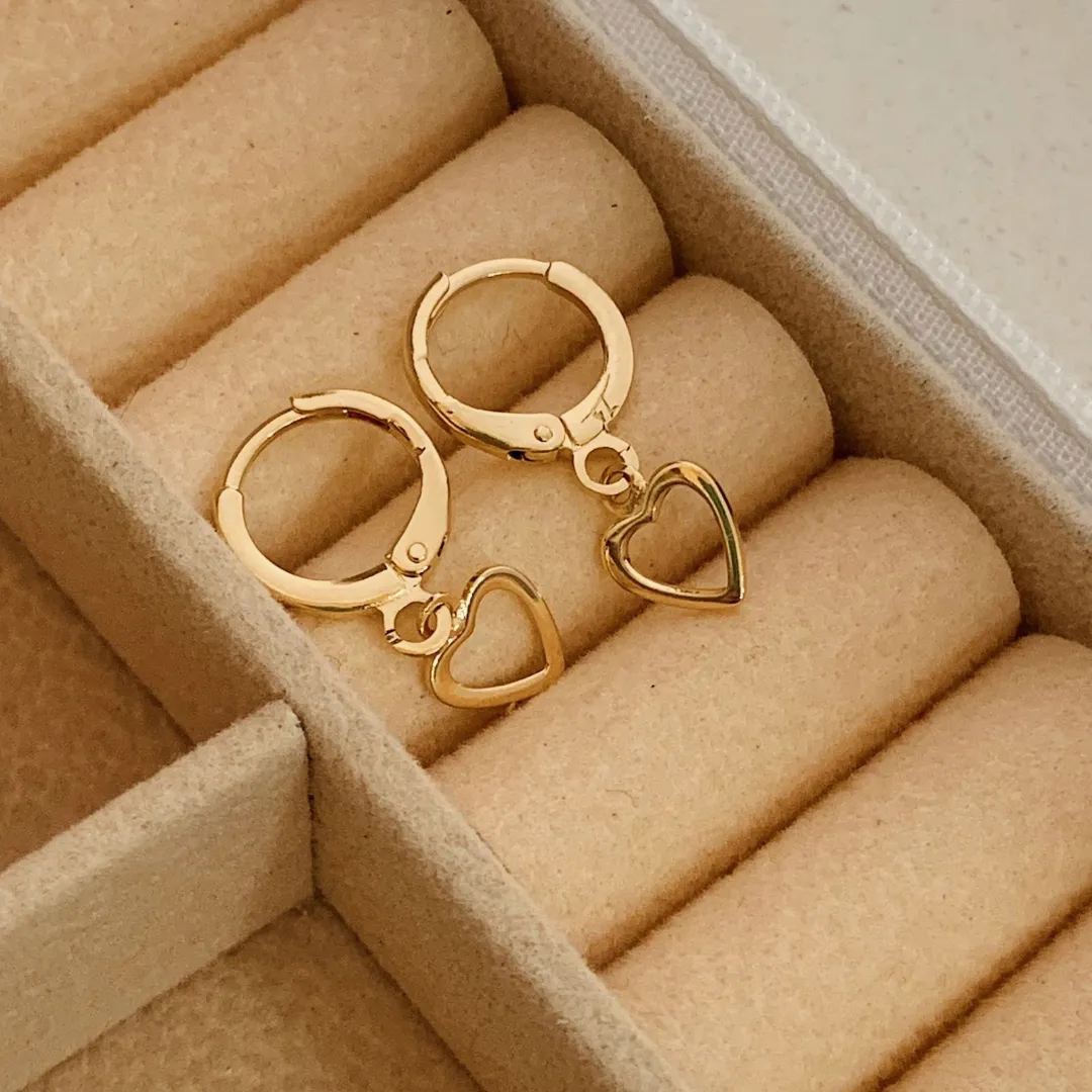 BRINCO ARGOLA CORAÇÃO VAZADO DOURADO BANHADO A OURO 18K