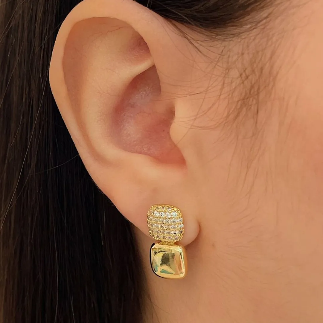 BRINCO DOIS QUADRADOS CRAVEJADO E LISO BANHADO A OURO 18K