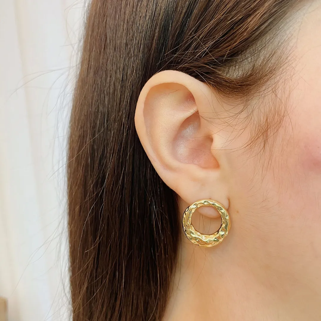 BRINCO FRONTAL MARTELADO. BANHADO A OURO 18K