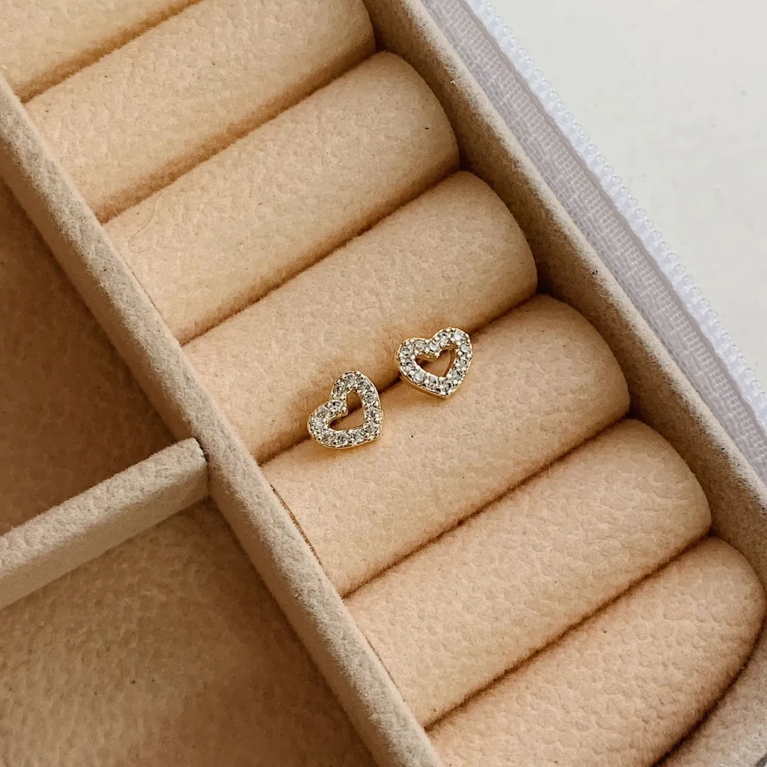 BRINCO MINI CORAÇÃO CRAVEJADO BANHADO A OURO 18K