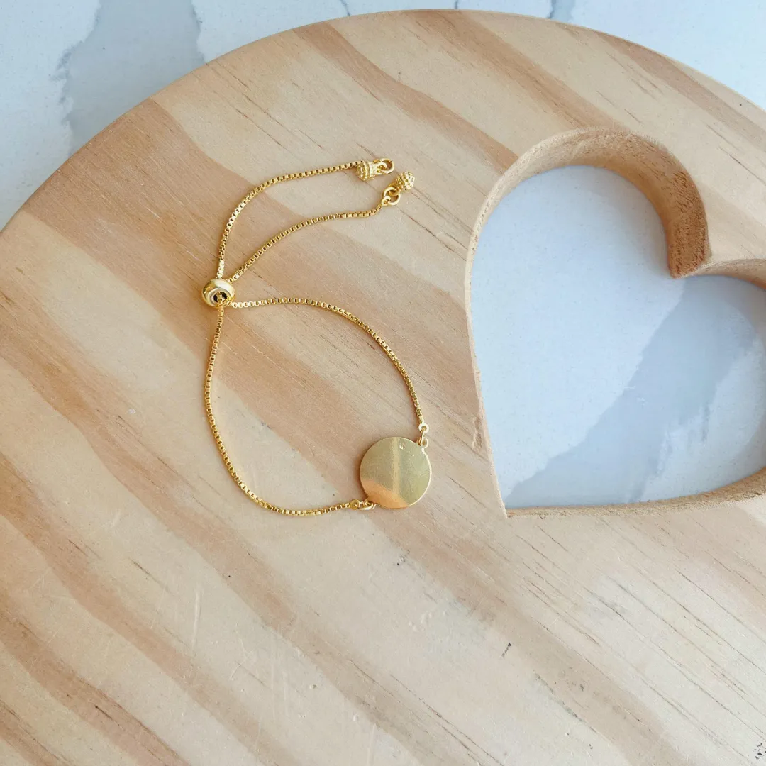 PULSEIRA PERSONALIZADA MEDALHA 15MM REGULÁVEL DOURADA. BANHADA A OURO 18K.