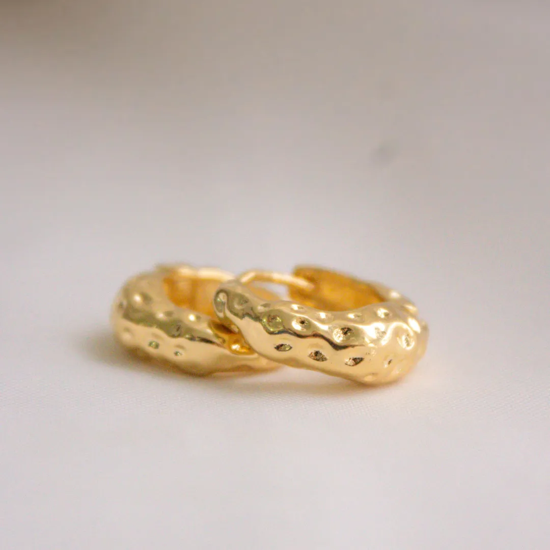 BRINCO ARGOLA MARTELADA COM FECHO CLICK. BANHADA A OURO 18K.