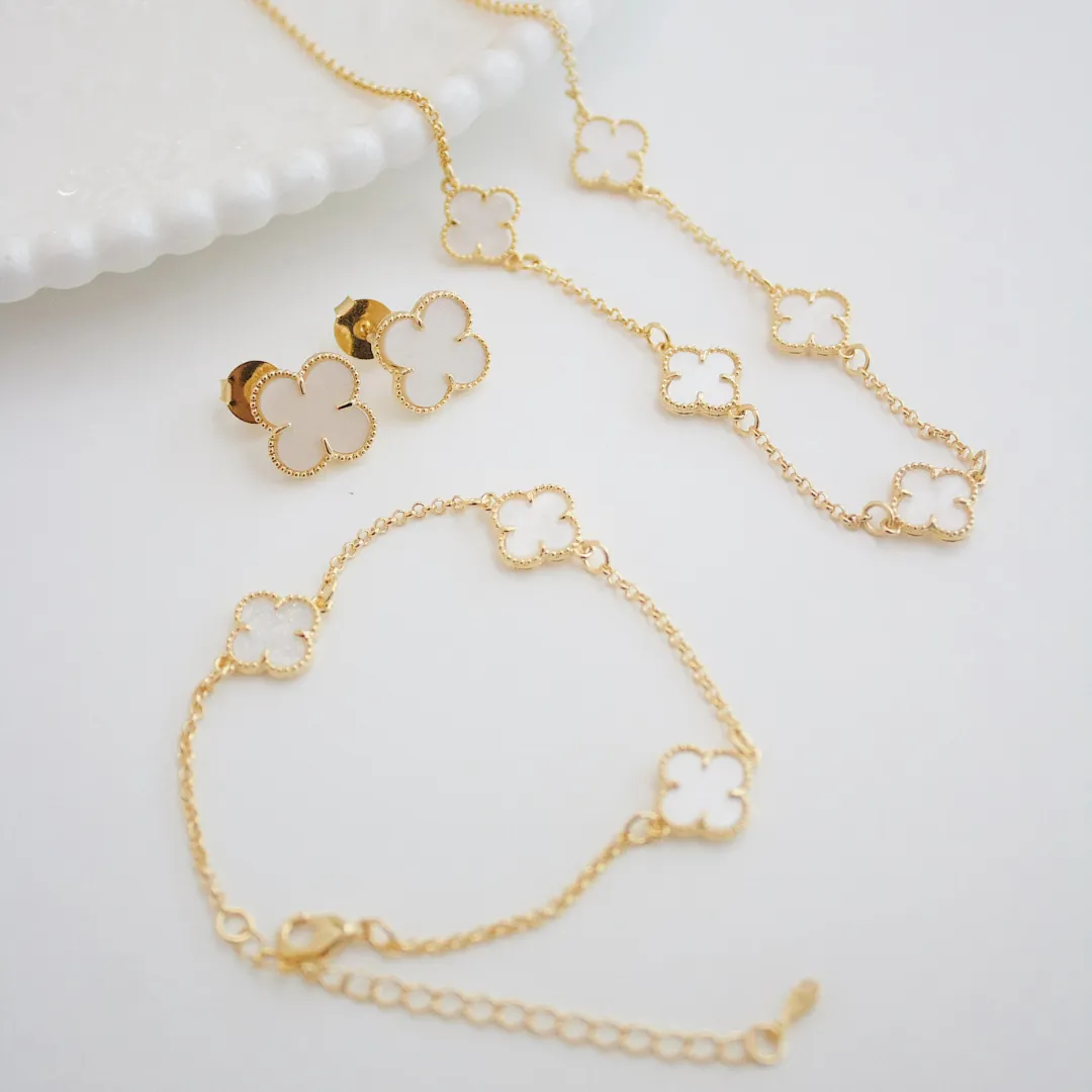 PULSEIRA TREVO MADREPÉROLA. 16CM DE COMPRIMENTO E 5CM DE REGULAGEM. BANHADA A OURO 18K.