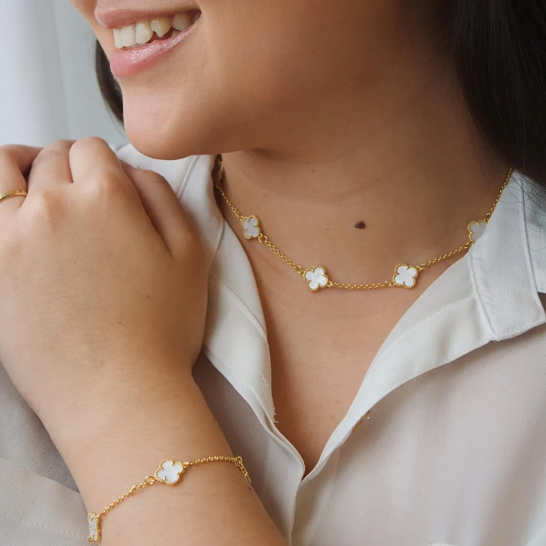PULSEIRA TREVO MADREPÉROLA. 16CM DE COMPRIMENTO E 5CM DE REGULAGEM. BANHADA A OURO 18K.