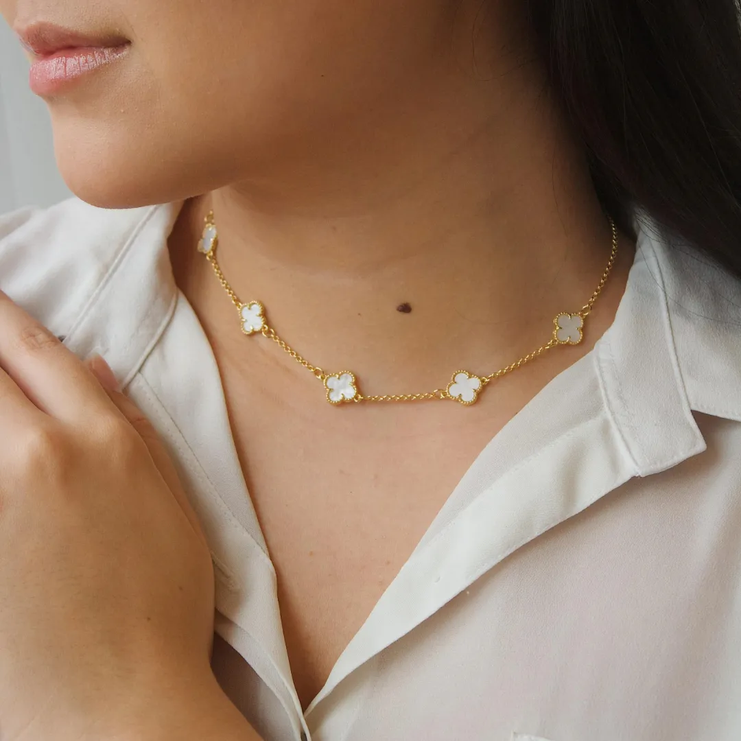 CHOKER TREVO MADREPÉROLA. 30CM DE COMPRIMENTO + 10CM DE REGULAGEM. BANHADO A OURO 18K.