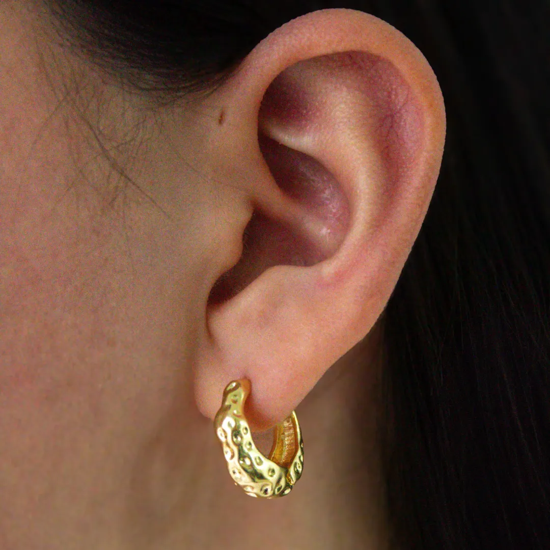 BRINCO ARGOLA MARTELADA COM FECHO CLICK. BANHADA A OURO 18K.