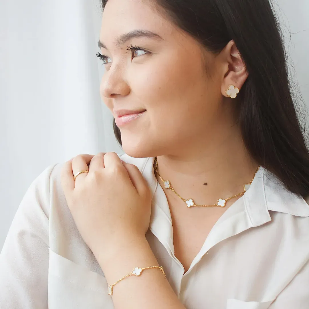 CHOKER TREVO MADREPÉROLA. 30CM DE COMPRIMENTO + 10CM DE REGULAGEM. BANHADO A OURO 18K.