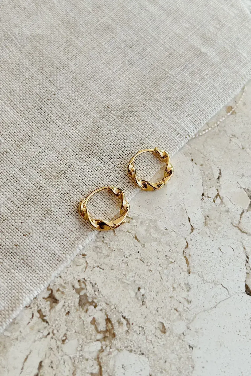 ARGOLA TORCIDA. TAMANHO G. BANHADA A OURO 18K.