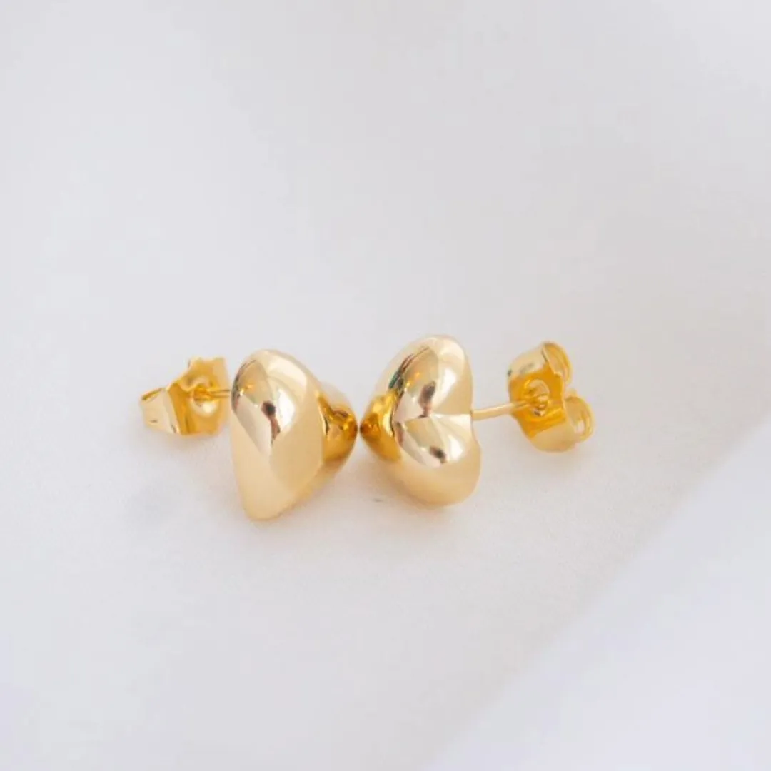 BRINCO DE CORAÇÃO LISO ENCORPADO. 1,2CM DE LARGURA. BANHADO A OURO 18K.