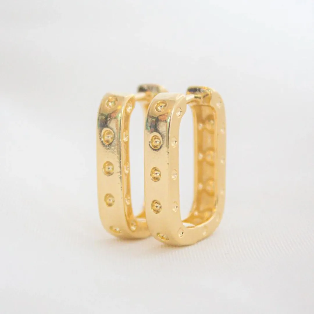 BRINCO ARGOLA CLICK RETANGULAR COM DETALHE. TAMANHO G.  BANHADA A OURO 18K.