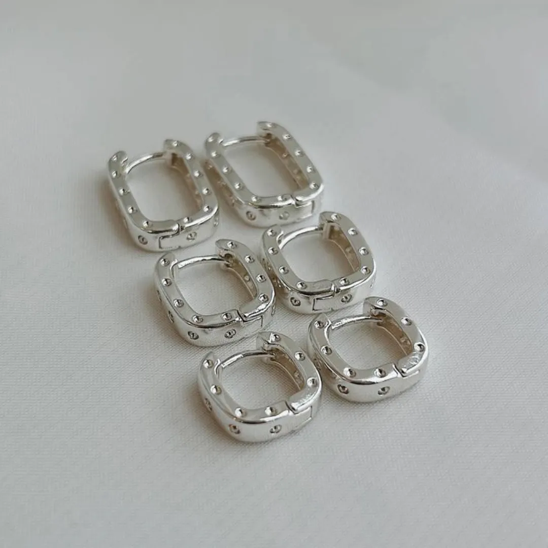 BRINCO ARGOLA CLICK RETANGULAR COM DETALHE. TAMANHO M.  BANHADA A PRATA