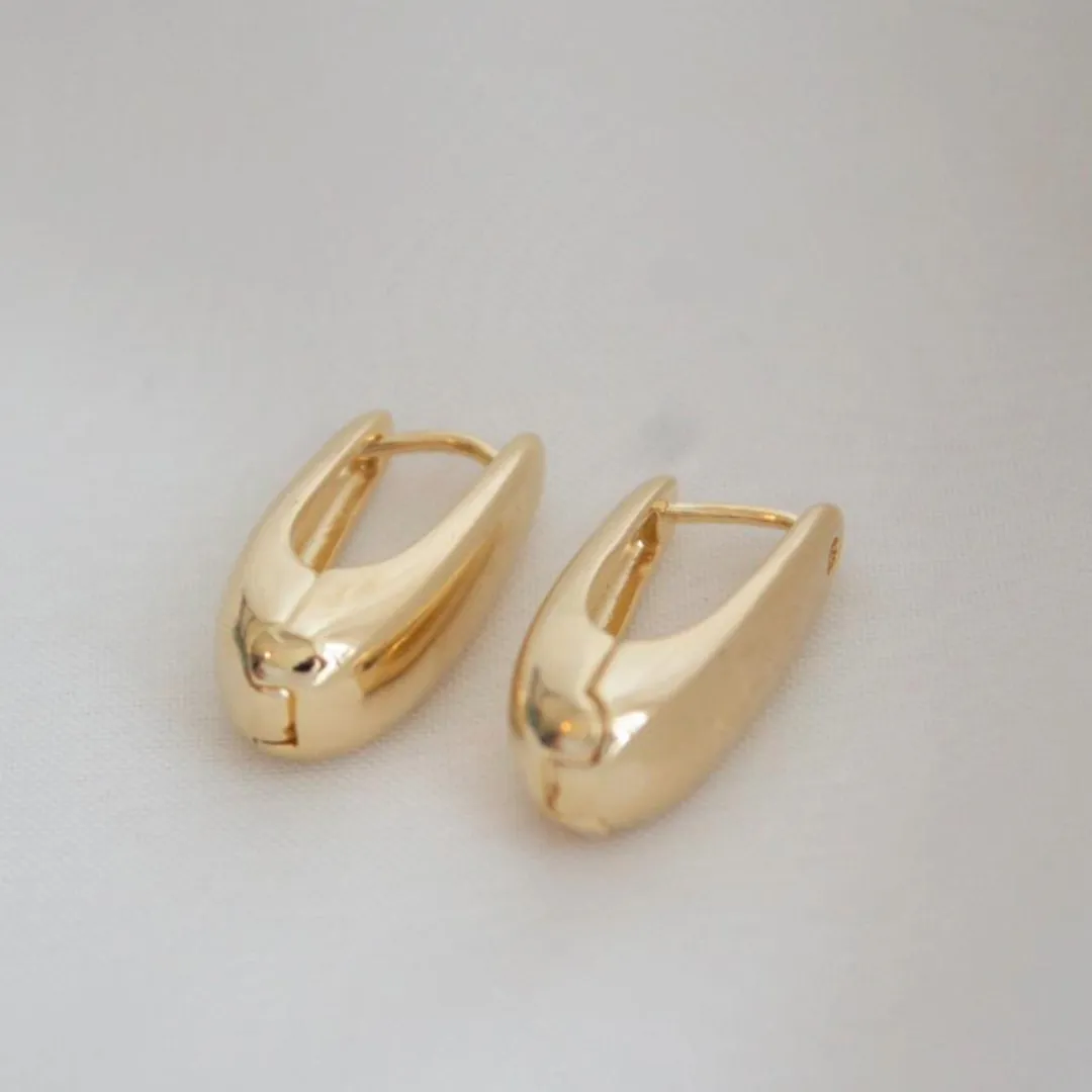 BRINCO ARGOLA GOTA LONGA. TAMANHO G. BANHADA A OURO 18K.