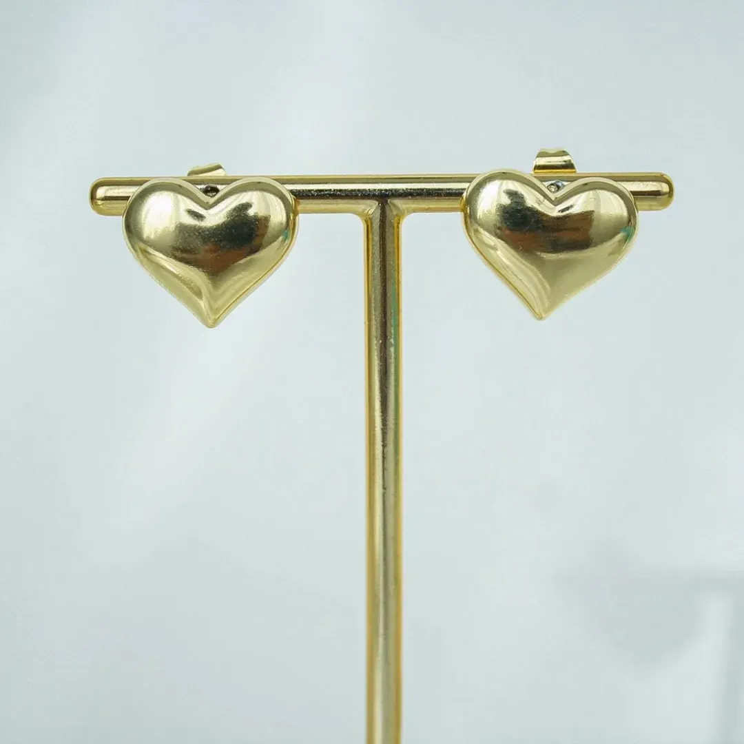 BRINCO DE CORAÇÃO LISO ENCORPADO. 1,8CM DE LARGURA. TAMANHO G. BANHADO A OURO 18K.