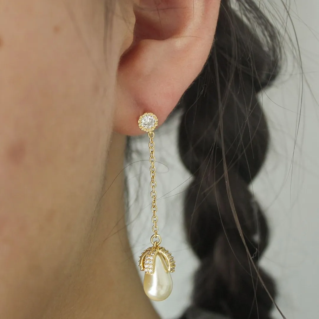 BRINCO PÊNDULO COM PÉROLA E DETALHES CRAVEJADOS. BANHADO A OURO 18K.