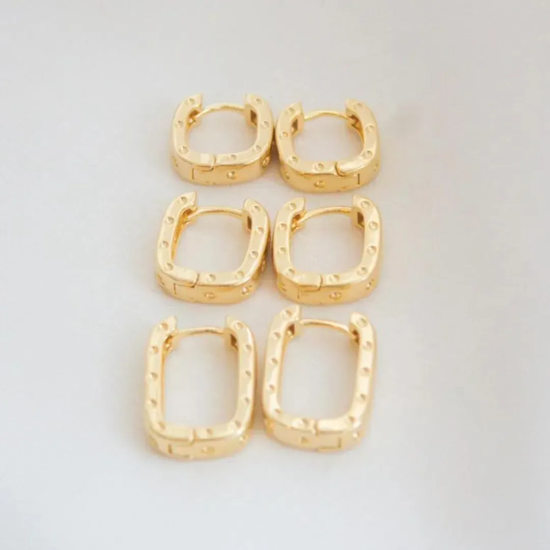 BRINCO ARGOLA CLICK RETANGULAR COM DETALHE. TAMANHO G.  BANHADA A OURO 18K.