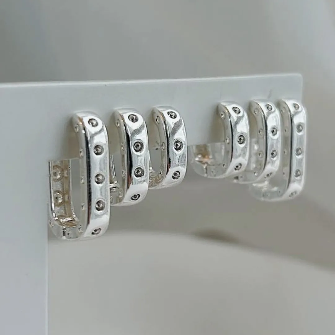BRINCO ARGOLA CLICK RETANGULAR COM DETALHE. TAMANHO M.  BANHADA A PRATA
