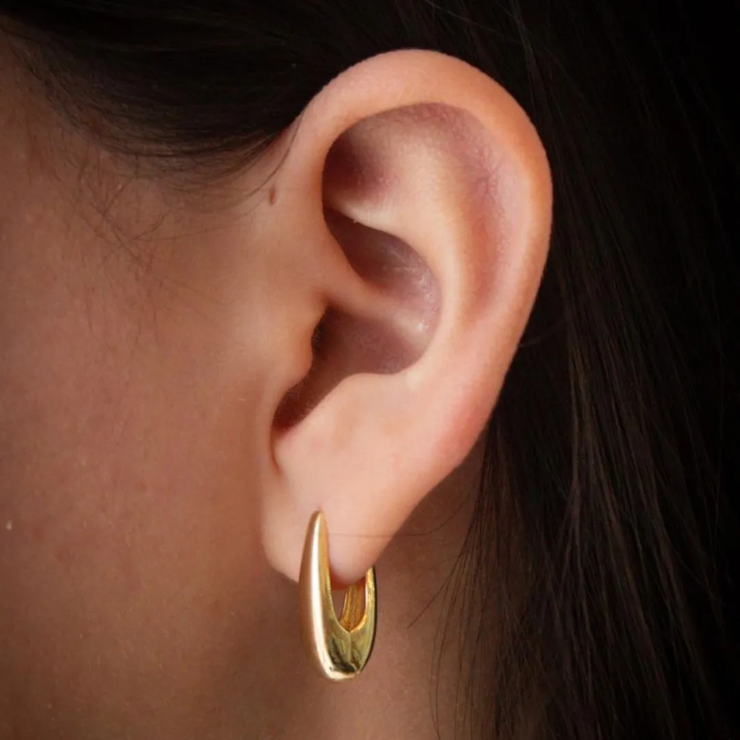 BRINCO ARGOLA GOTA LONGA. TAMANHO M. BANHADA A OURO 18K.