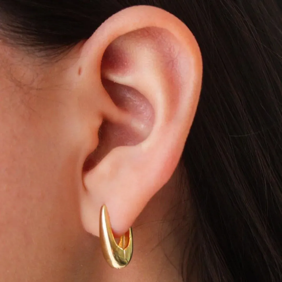 BRINCO ARGOLA GOTA LONGA. TAMANHO P. BANHADA A OURO 18K.