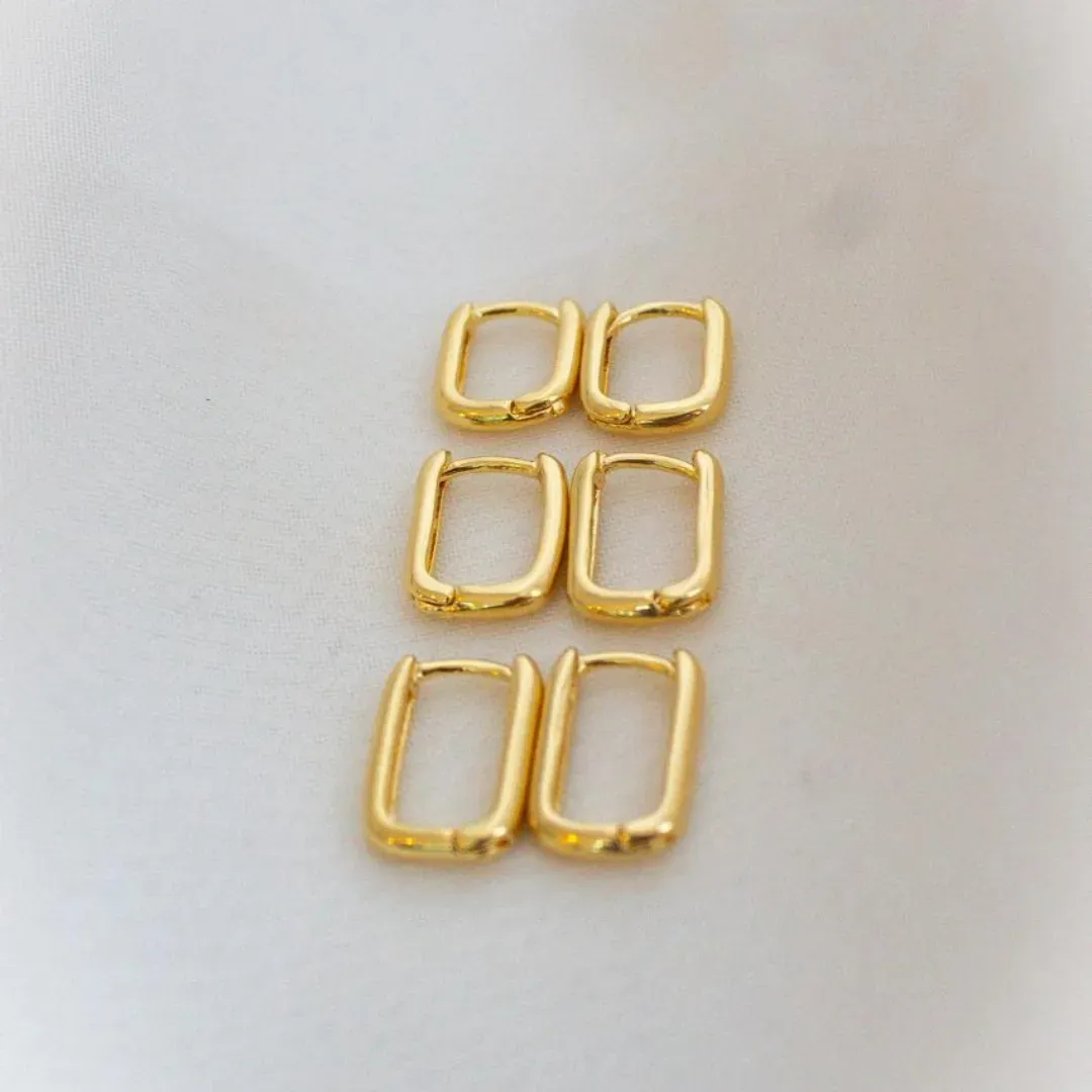 BRINCO ARGOLA OVAL. TAMANHO M. BANHADA A OURO 18K.