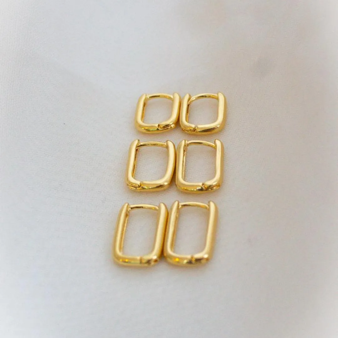 BRINCO ARGOLA OVAL. TAMANHO P. BANHADA A OURO 18K.