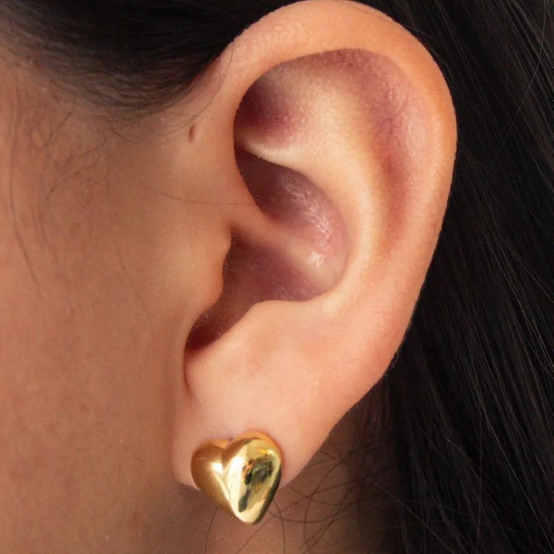 BRINCO DE CORAÇÃO LISO ENCORPADO. 1,2CM DE LARGURA. BANHADO A OURO 18K.